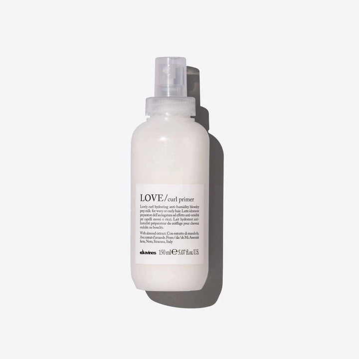 Davines LOVE CURL Primer 150ml – nawilżające mleczko do włosów kręconych, które definiuje loki, intensywnie nawilża i ułatwia stylizację.